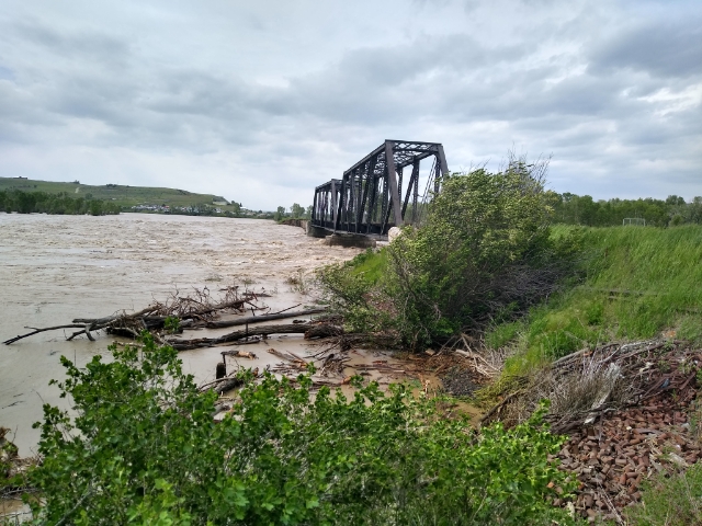 Yellowstone River waters threaten a the Highway 89 bridge